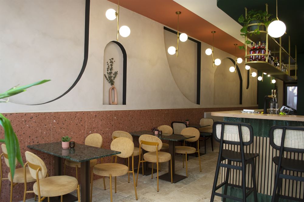 Nous vous présentons 7 idées déco rétro pour un restaurant, créant des espaces uniques dans un style vintage avec des meubles charges d'histoire. 5