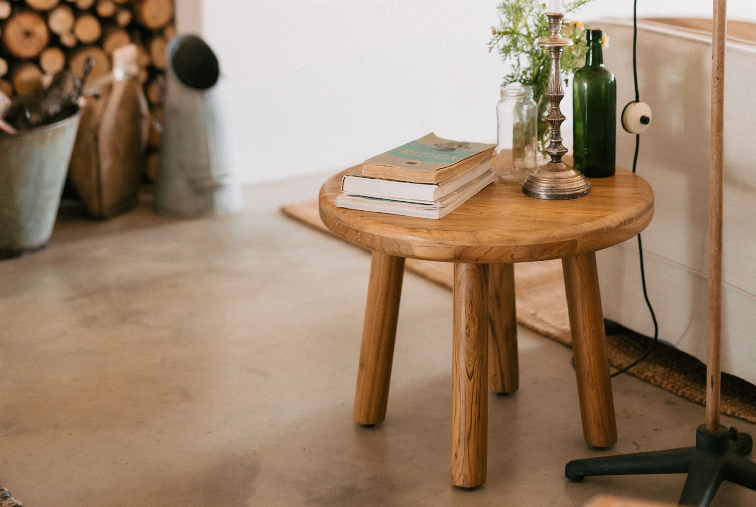 Japandi et Yūgen fusionnent minimalisme et chaleur, avec des meubles naturels, des textures douces et un éclairage chaleureux, créant des espaces apaisés. 3