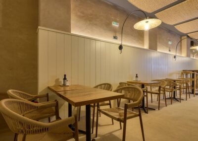 Cafétéria méditerranéenne dans la Sierra de Malaga | MisterWils, furniture for free souls, projet d'architecture d'intérieur, design 4