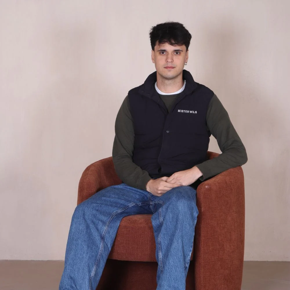 Buffets, étagères, luminaires, tables, chaises, canapés, tabourets... MisterWils. Plus de 4000m² d'exposition. 101